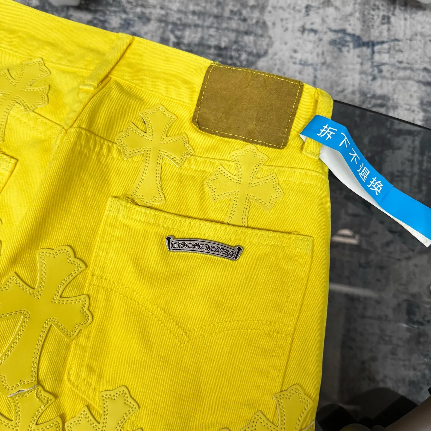 P280 Chrome hearts CH Fan Chengcheng's same style New York limited large leather label dopamine yellow jeans Special Italian cowhide printed and cut Customized sheepskin three-layer thick thread leather The whole body is spliced in heavy water washing craftsman's hand-splashed ink You can see the details Three-dimensional cutting version Loose and comfortable, not picky about the figure Make you taller and slimmer Factory Seiko Original quality control Same style for men and women Can be matched with couples Versatile recommendation Necessary jeans for all seasons Color: lemon yellow Size: s m l xl